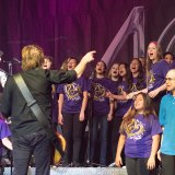 Foreigner's Jeff Pilson leads the choir in a rendition of the band's "I Know What Love is"